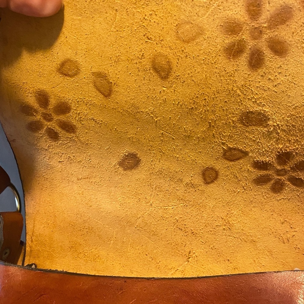 Vintage boho hippie 1970’s Artisan Brown Leather Shoulder Bag with Floral Design - Picture 8 of 13